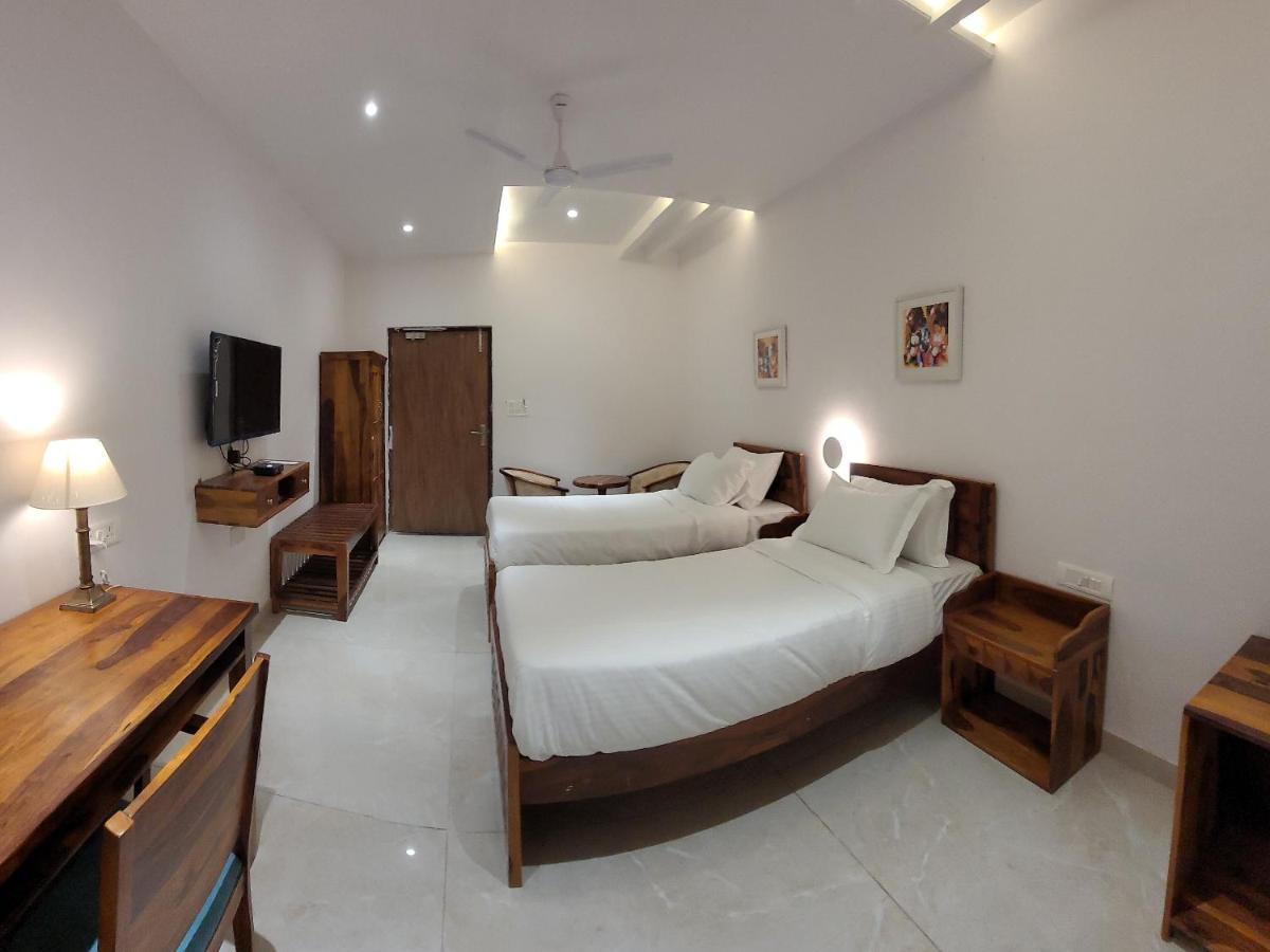 Aura Gold Resort Udaipur Extérieur photo