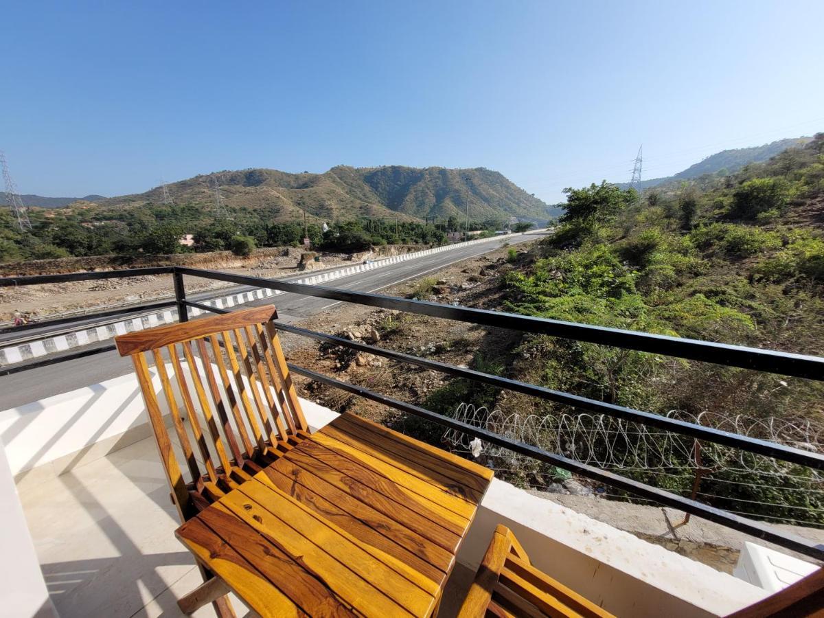 Aura Gold Resort Udaipur Extérieur photo