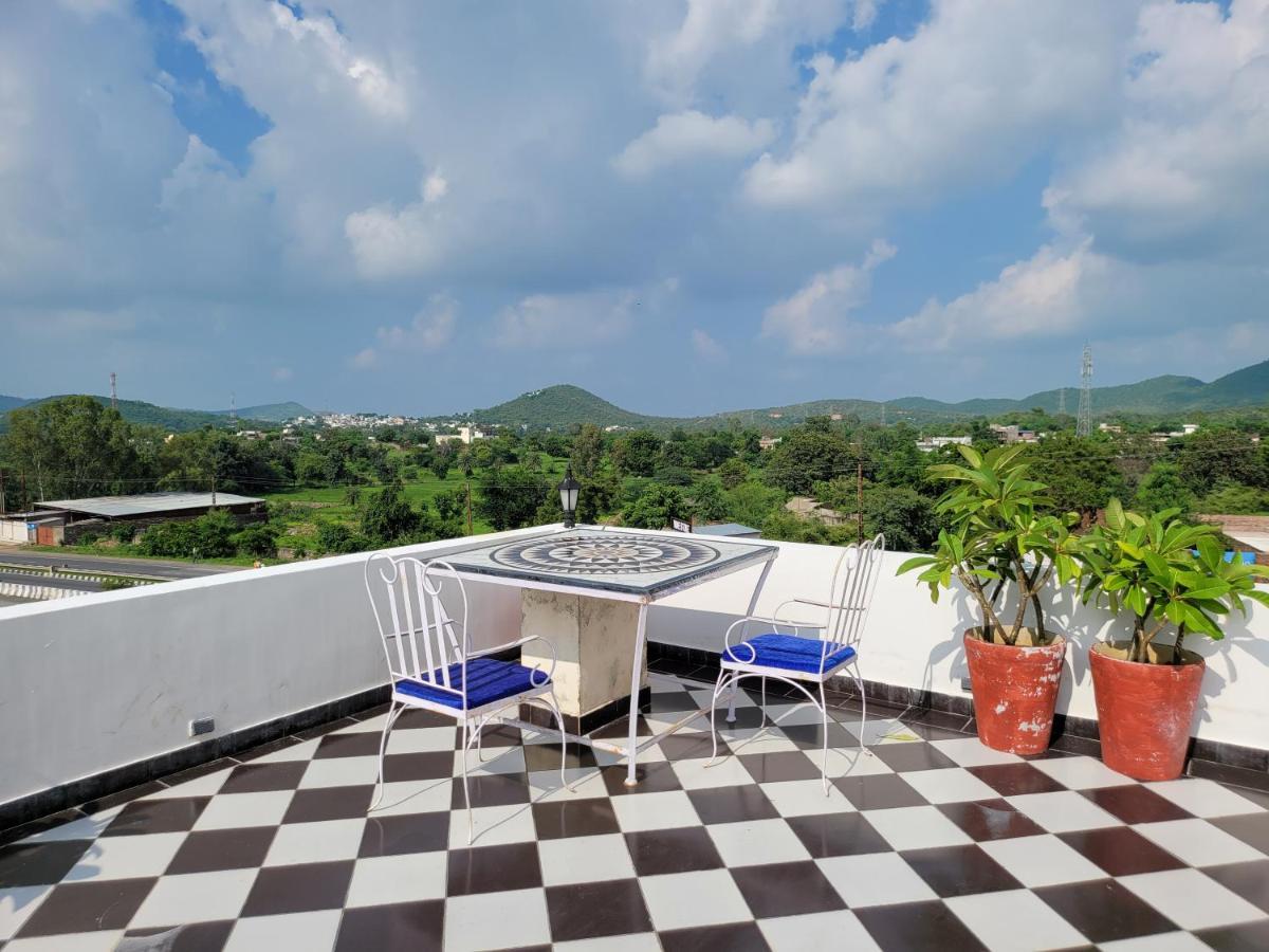 Aura Gold Resort Udaipur Extérieur photo