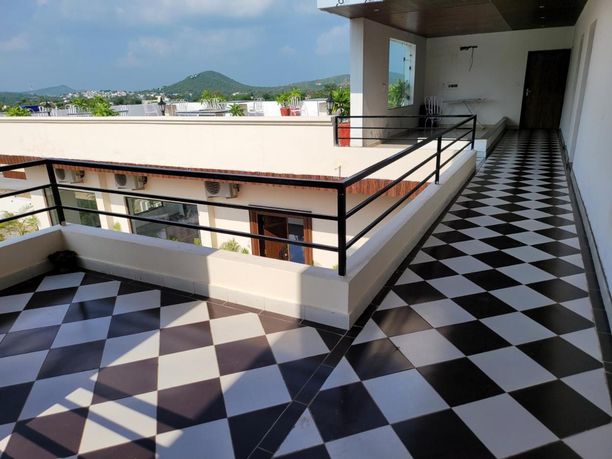 Aura Gold Resort Udaipur Extérieur photo