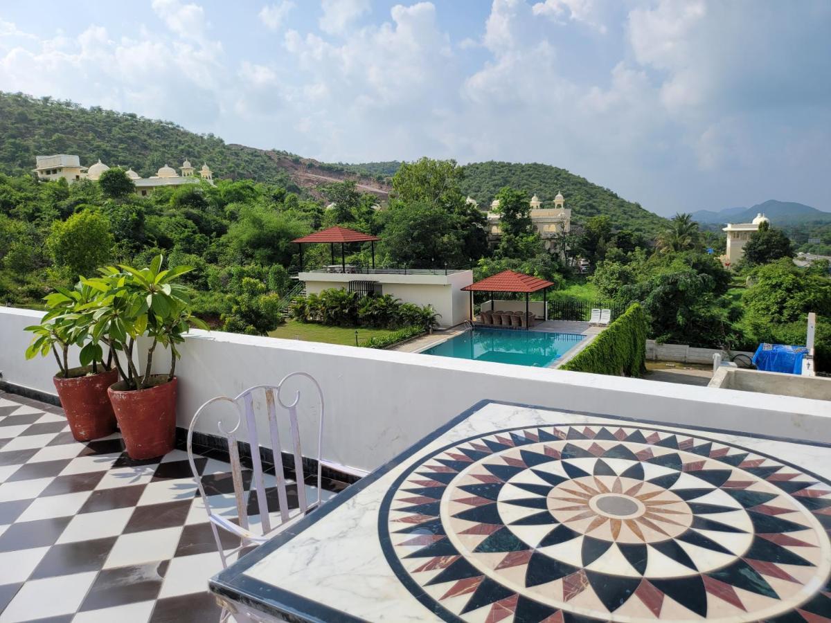 Aura Gold Resort Udaipur Extérieur photo